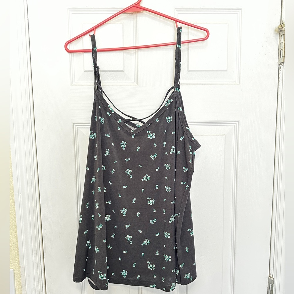NWT Never been worn Torrid Size 1 Black Floral Strappy Cami